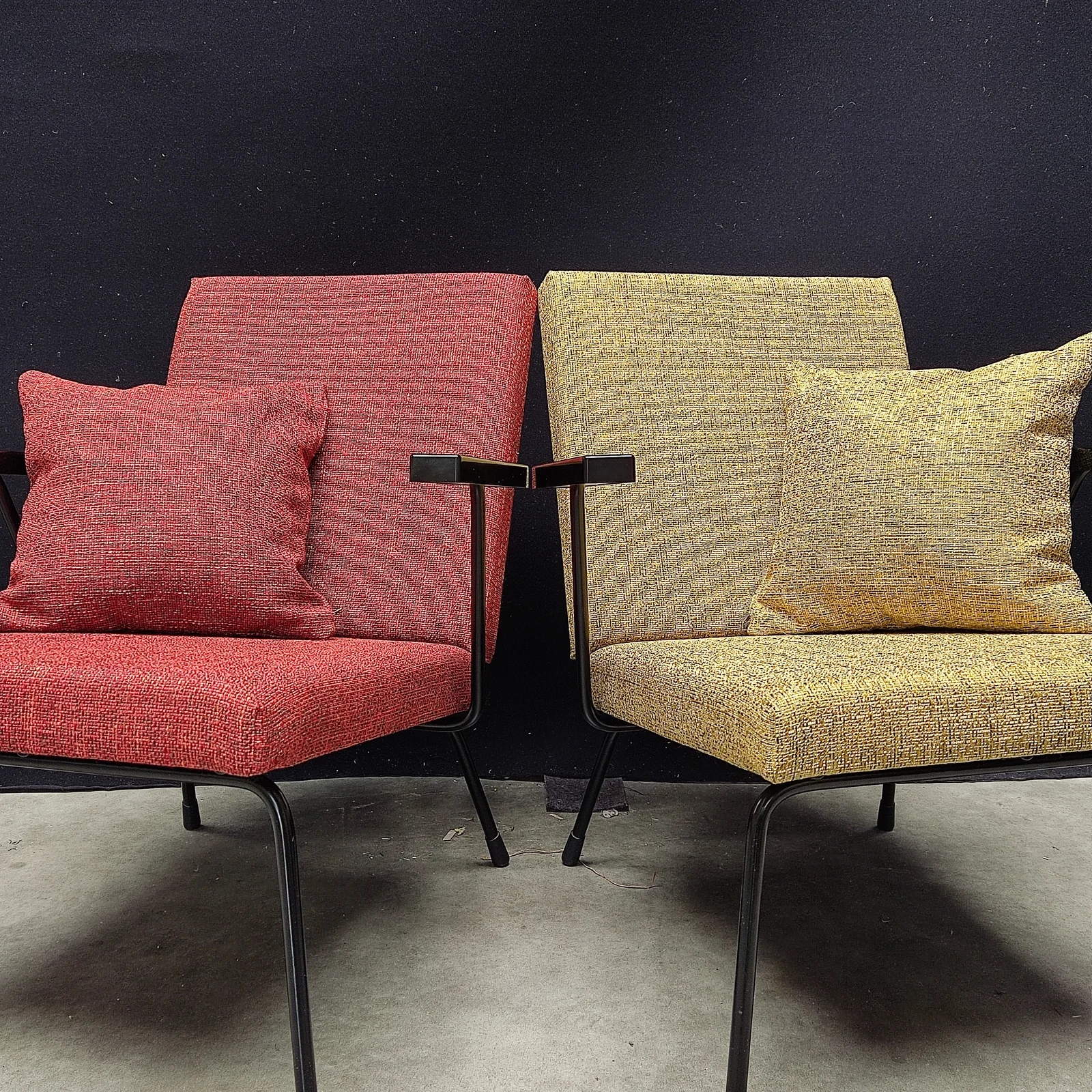 Rode en gele gestoffeerde fauteuil met bijpassende kussens