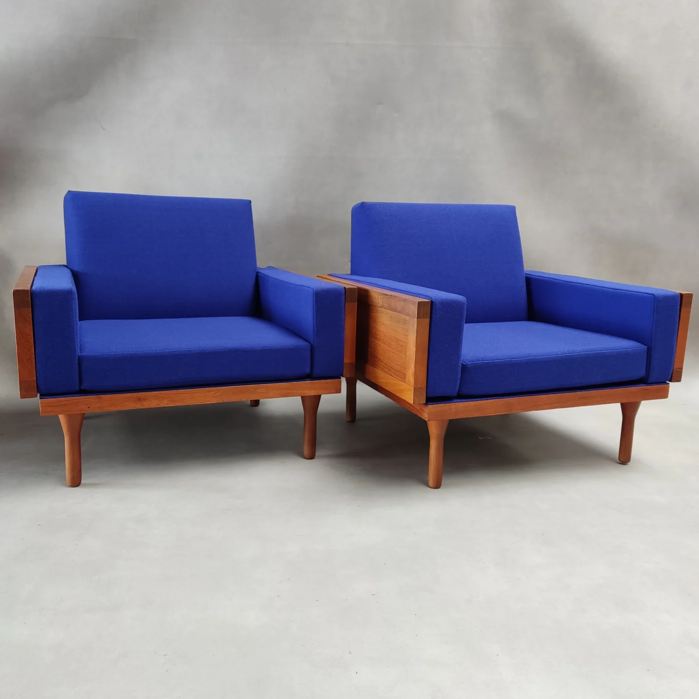 Dezelfde fauteuils met nieuwe blauwe bekleding