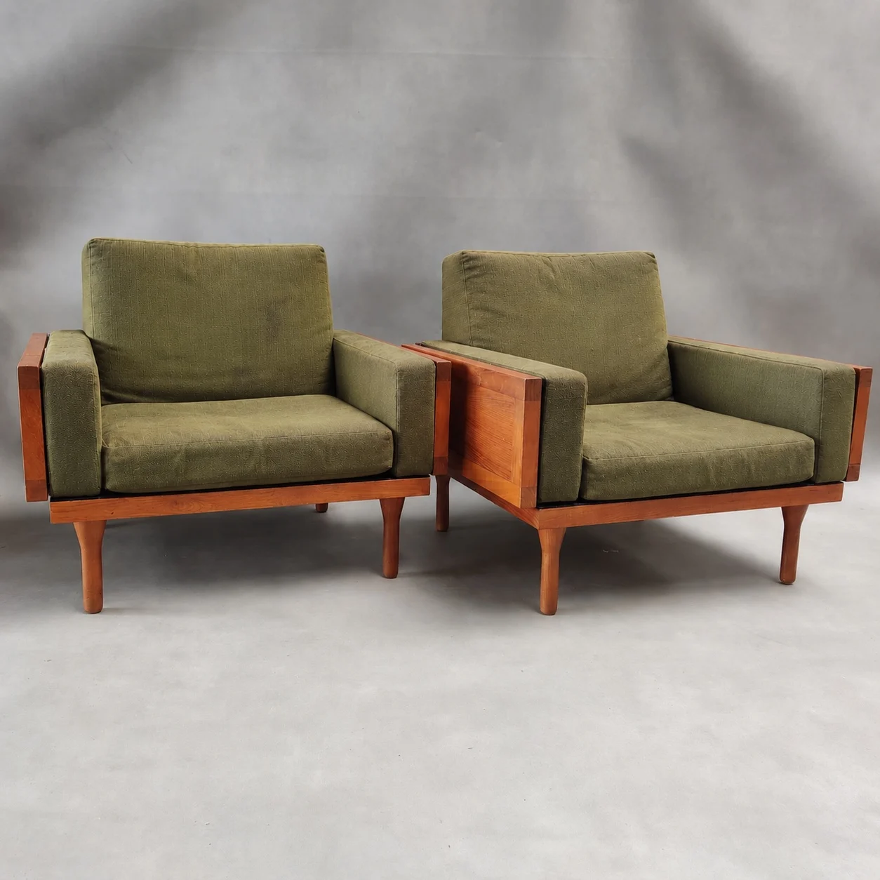 Twee fauteuils met oude groene bekleding