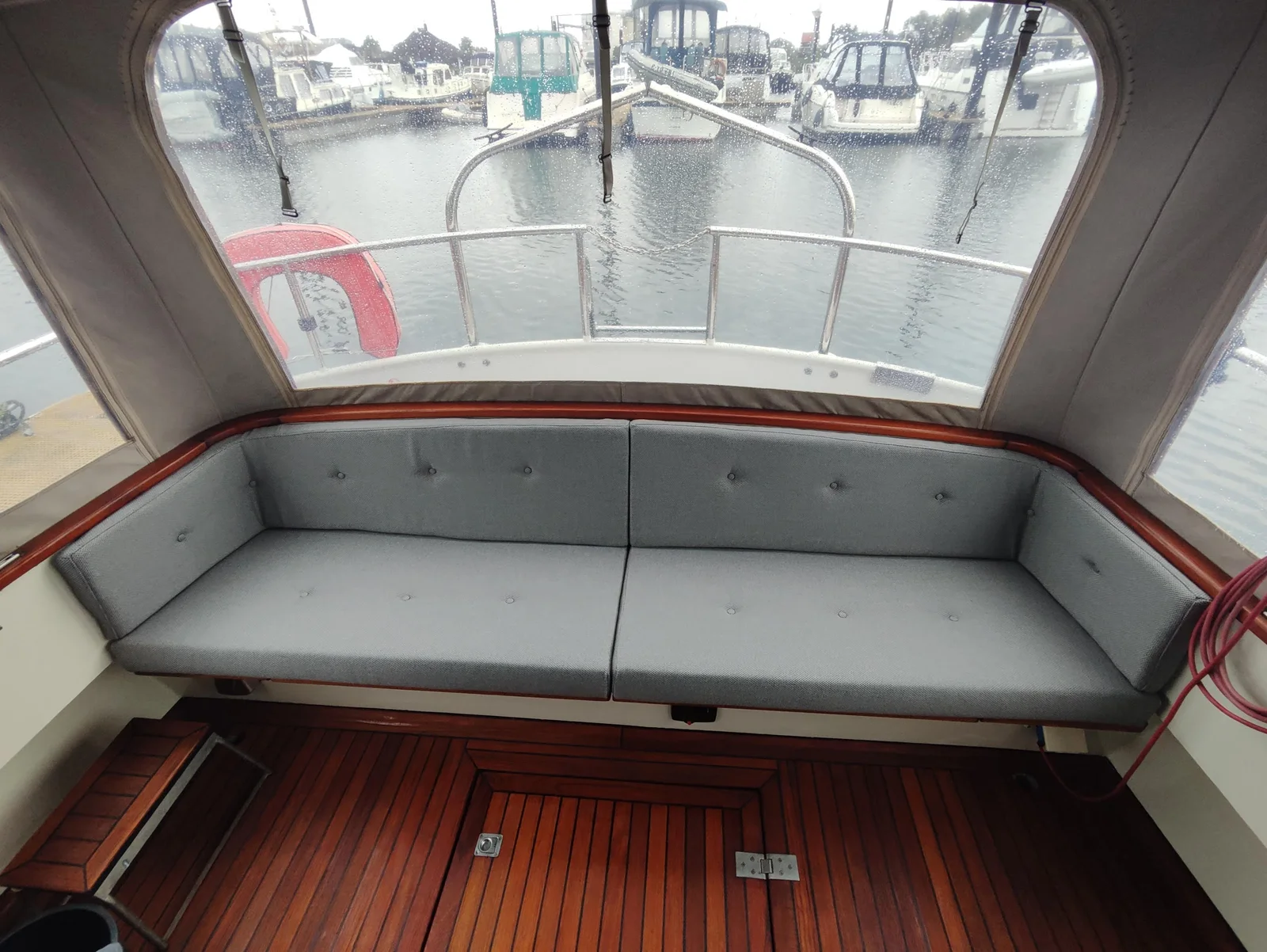 Gestoffeerde zitkussens in een boot