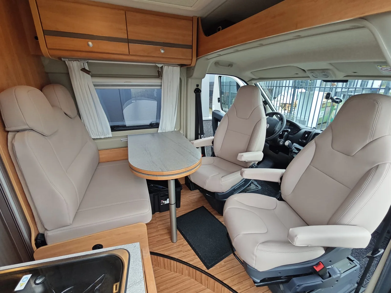 Camperinterieur met lichte zitbank en draaibare voorstoelen