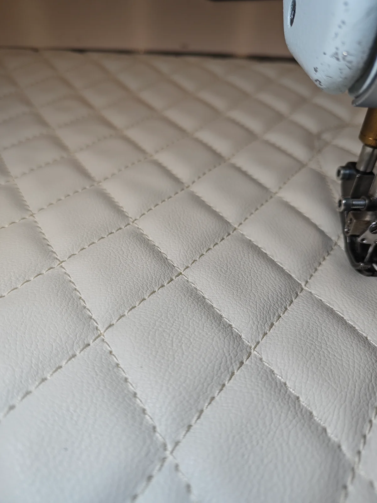 Detail van licht doorgestikte camperbekleding