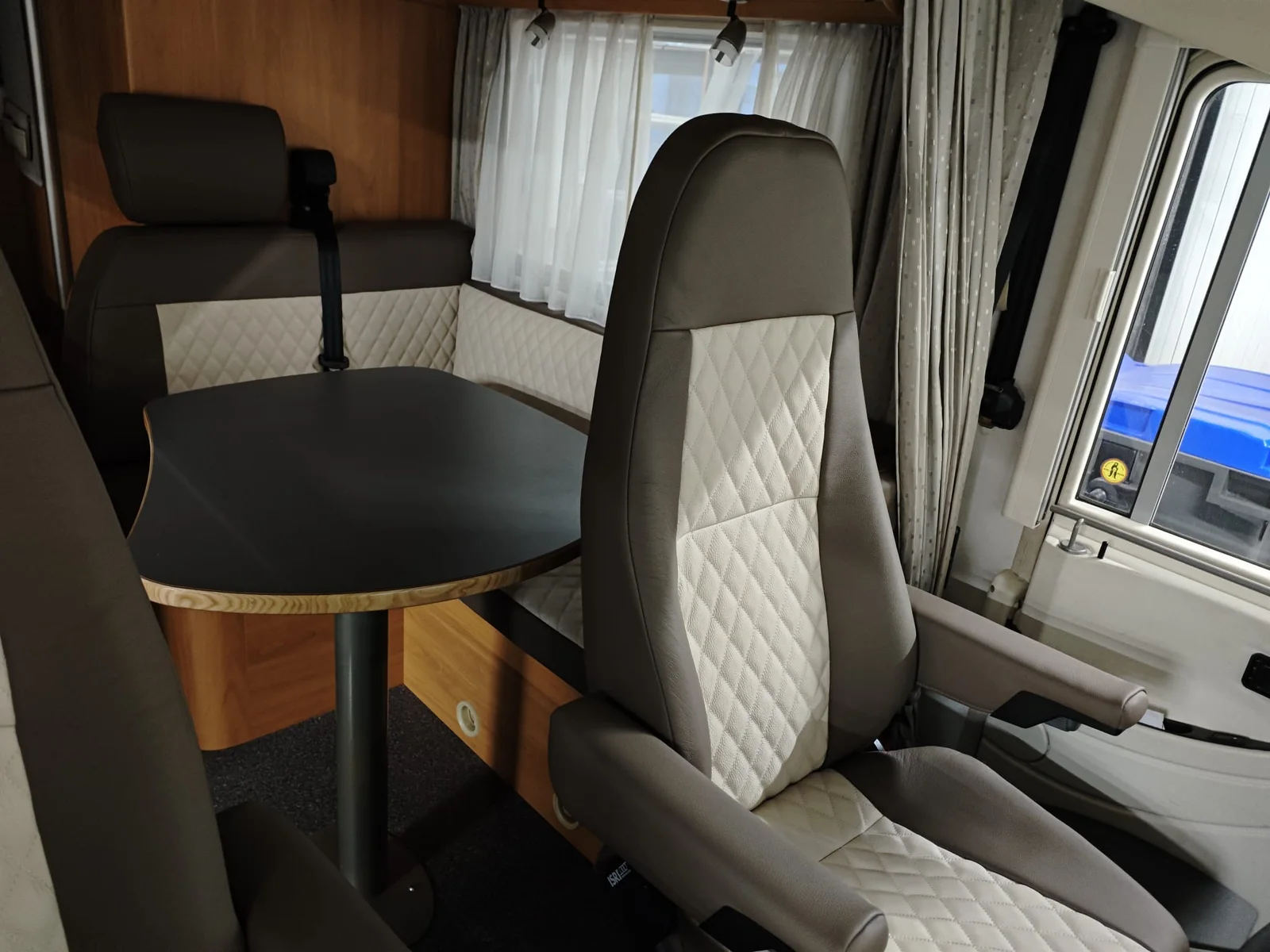Bekleding van zitplaatsen in een camper