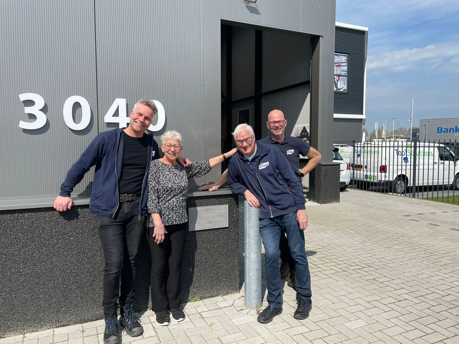 Familie van Haren voor het pand van HARPA