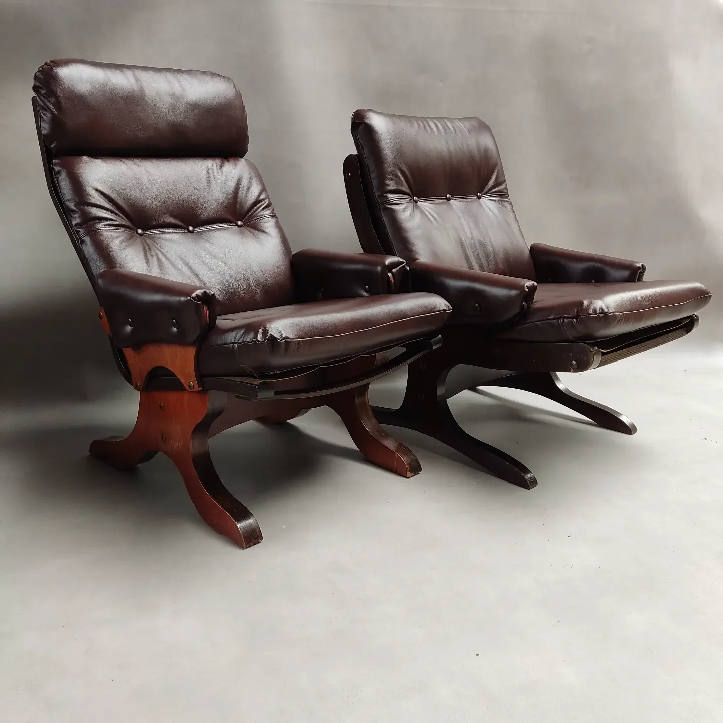Twee donkerbruin beklede vintage fauteuils
