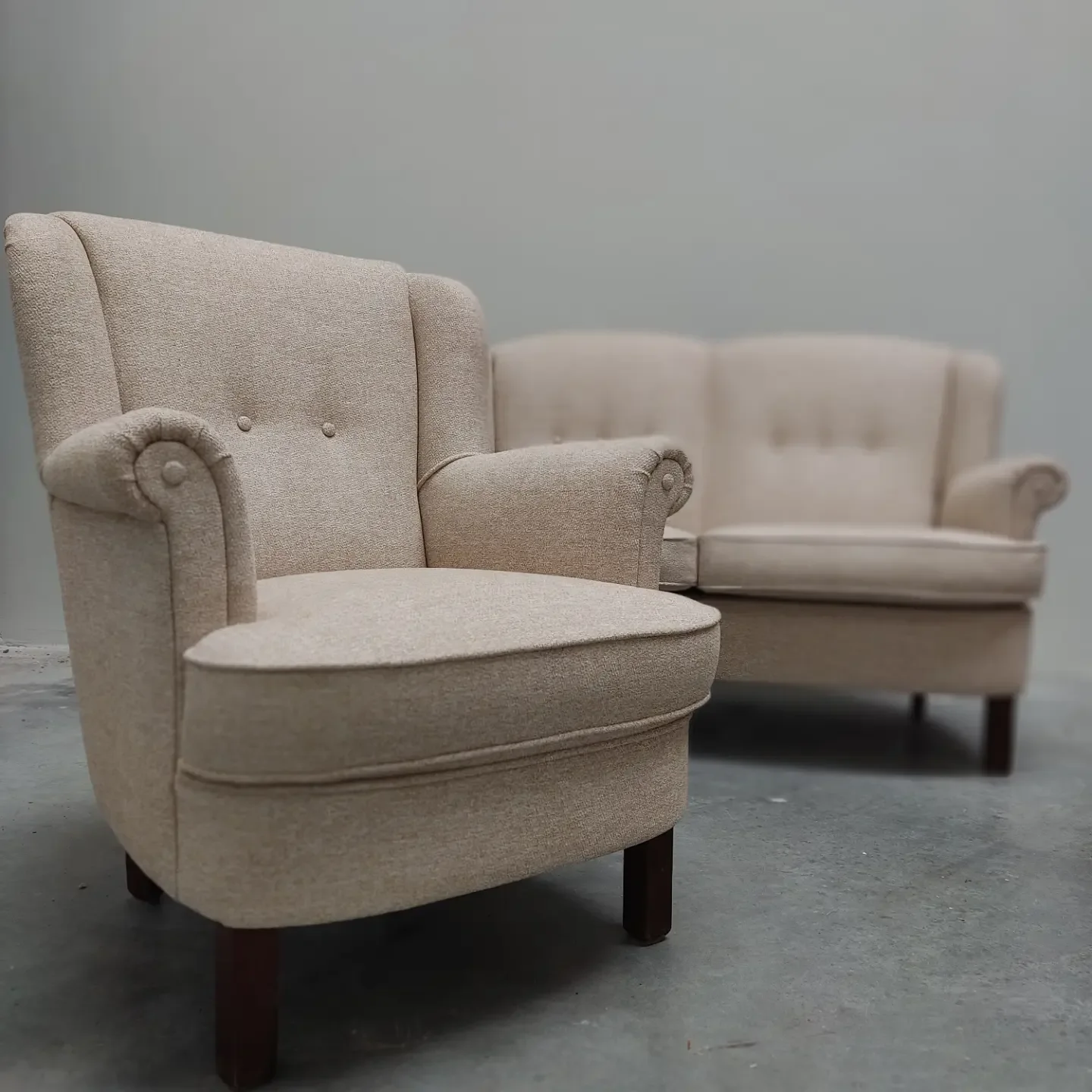 Twee lichte gestoffeerde fauteuils