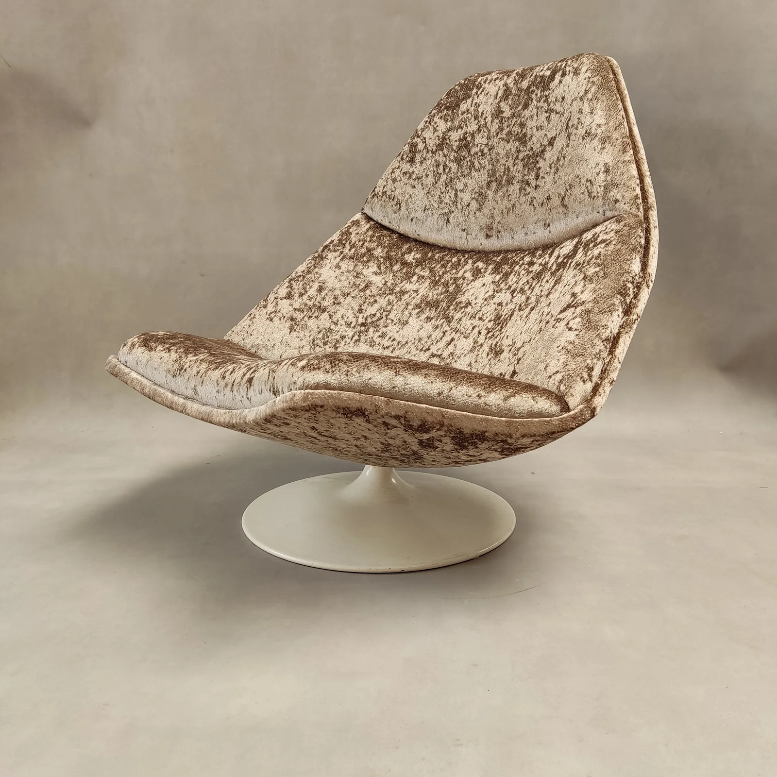 Opnieuw bekleed vintage designmeubel