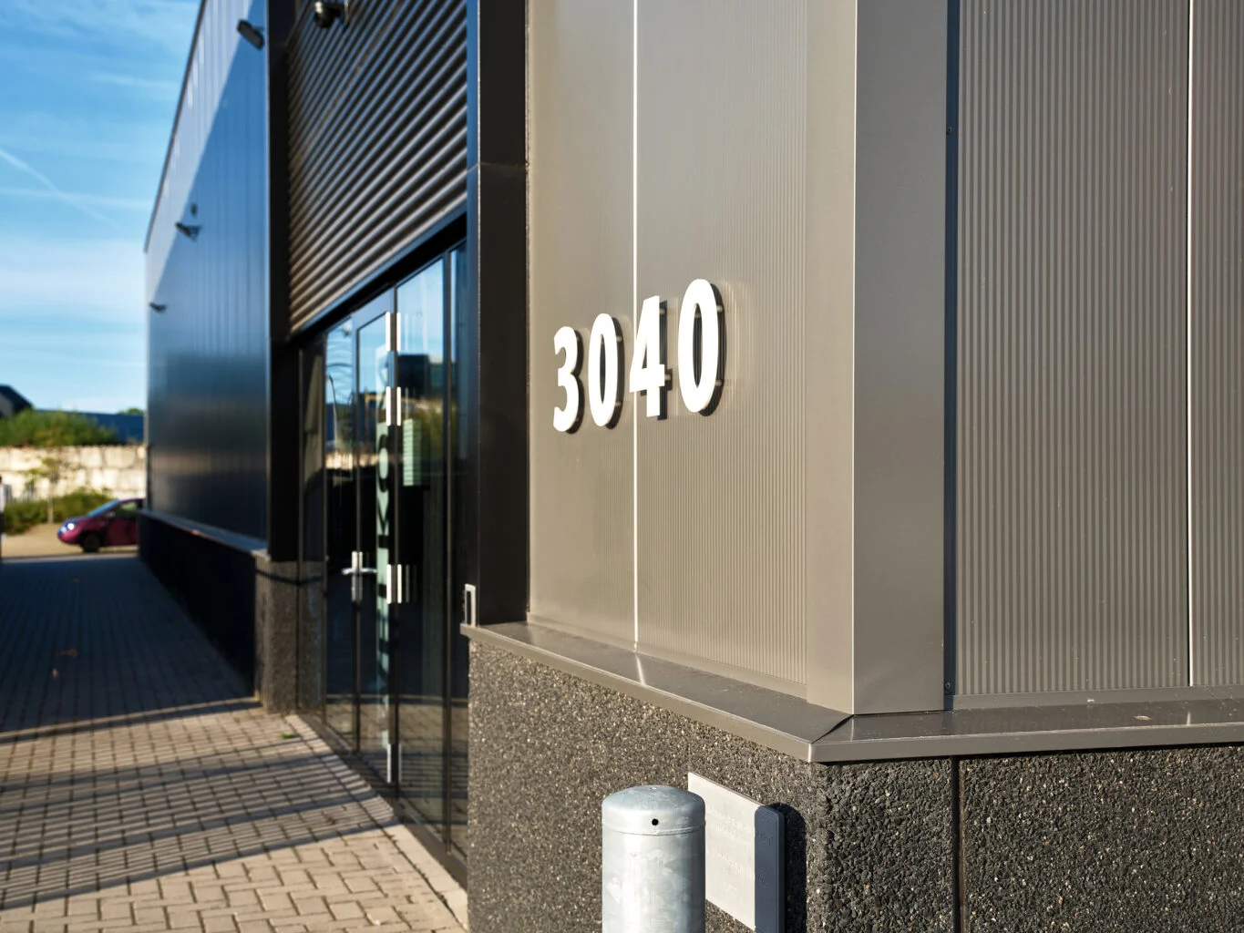 De ingang van Stoffeerderij HARPA met huisnummer 3040